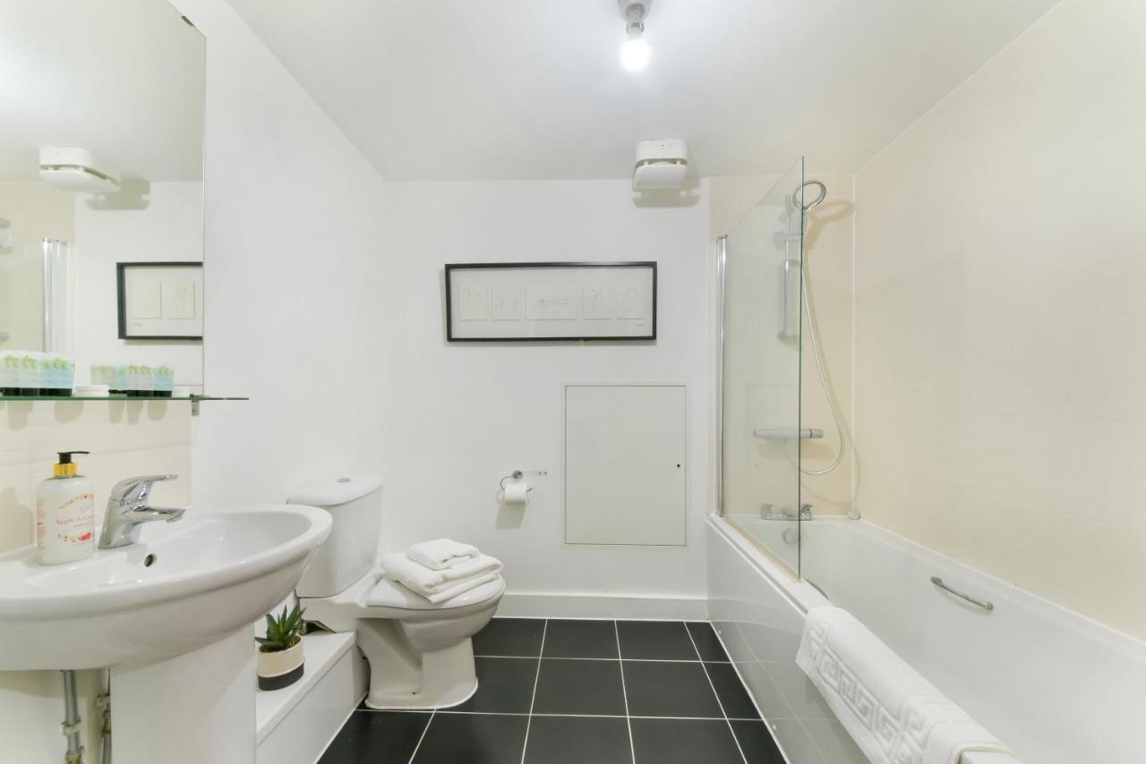 Spacious, Quiet And Modern Apartment ลอนดอน ภายนอก รูปภาพ